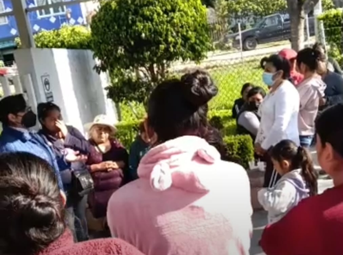 Padres de familia cierran preescolar para exigir profesor 